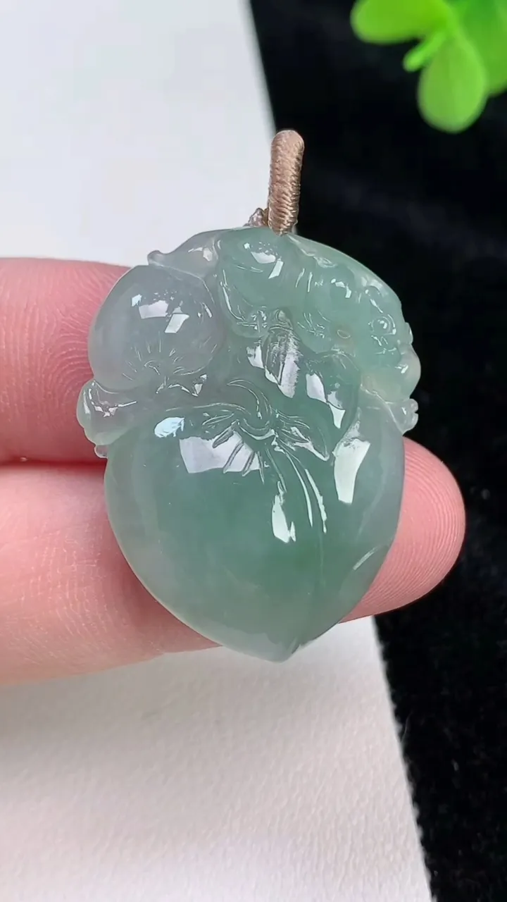 天然A货翡翠寿桃吊坠，尺寸32.4-26.3-5.7，重量:8.68g
6月27日