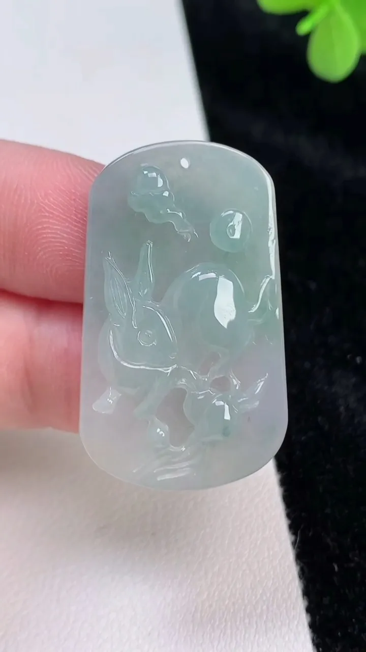 天然A货翡翠飘花生肖兔吊坠，尺寸36.6-22-4.8，重量:7.65g
6月27日