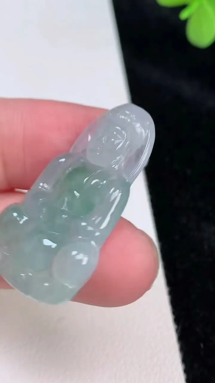 天然A货翡翠观音菩萨吊坠，尺寸35.4-21.7-3.8，重量:5.27g
6月27日