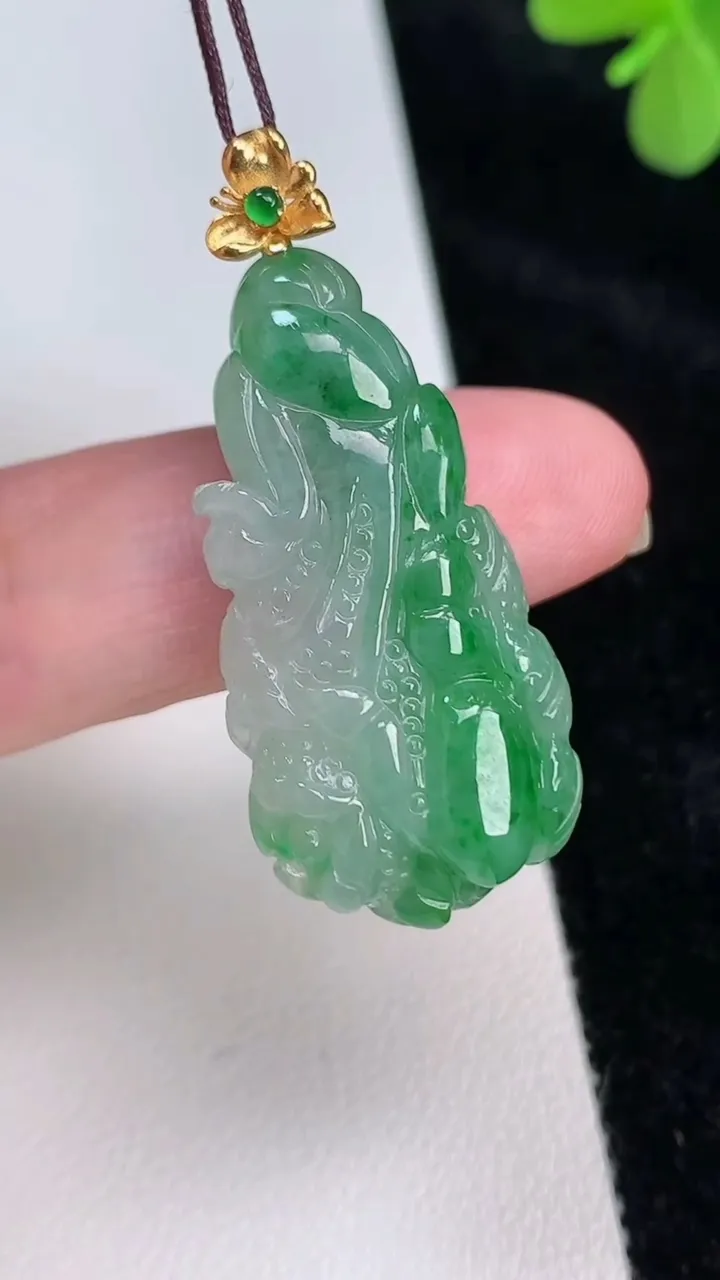 天然A货翡翠白菜吊坠，尺寸34.3-17.5-8，重量:8.33g
6月27日
