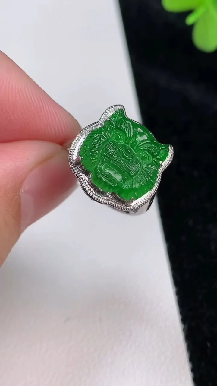 天然A货翡翠老虎戒指，尺寸17-12.3-12.4，重量:2.52g2025年6月27日
工厂直销收