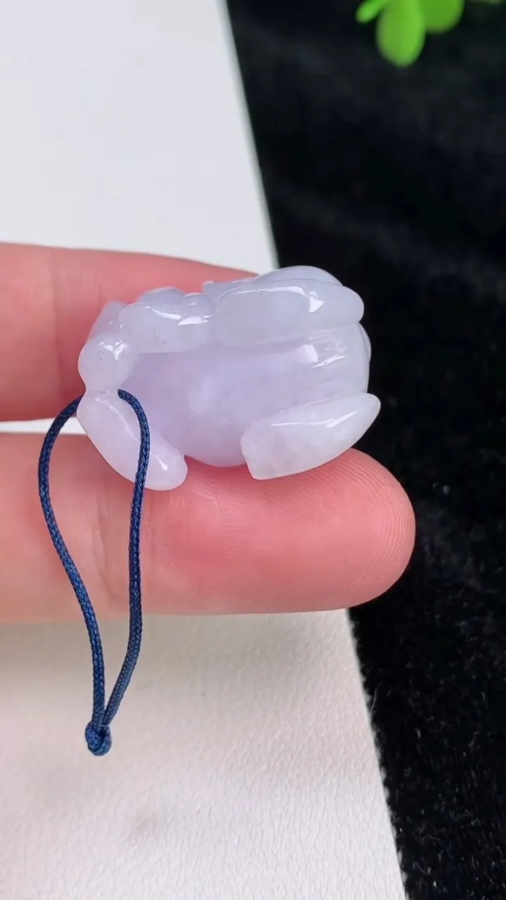 天然A货翡翠紫罗兰生肖猪吊坠，尺寸26-16.7-13，重量:12.59g
6月27日