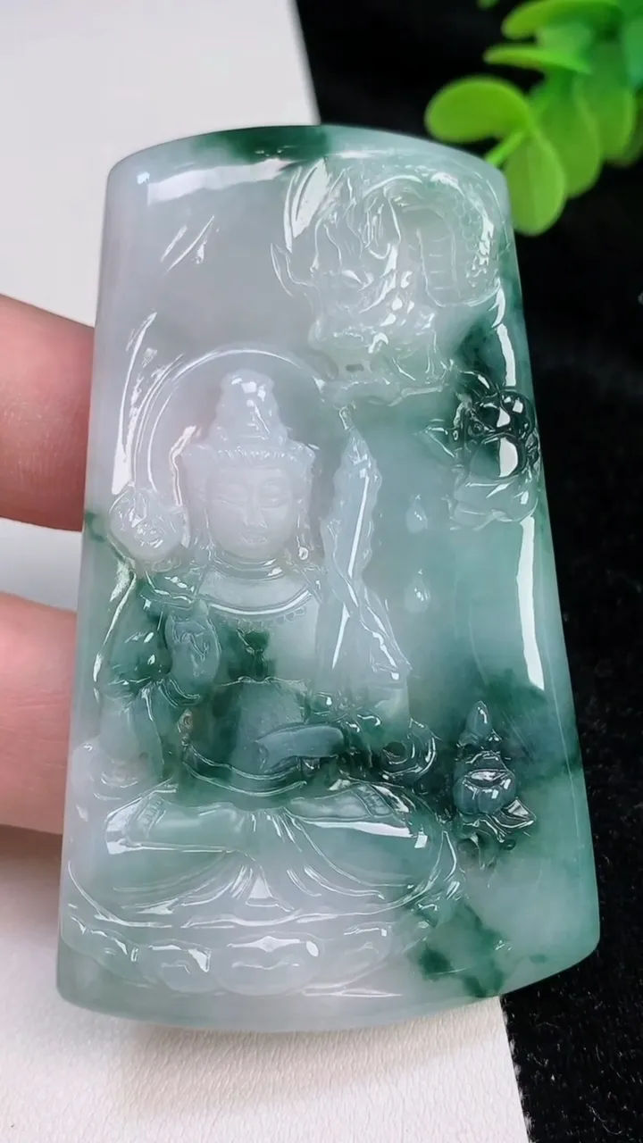 天然A货翡翠飘花祥龙虚空藏观音菩萨吊坠，尺寸73.8-45.2-5.4，重量:38.59g
6月27日
