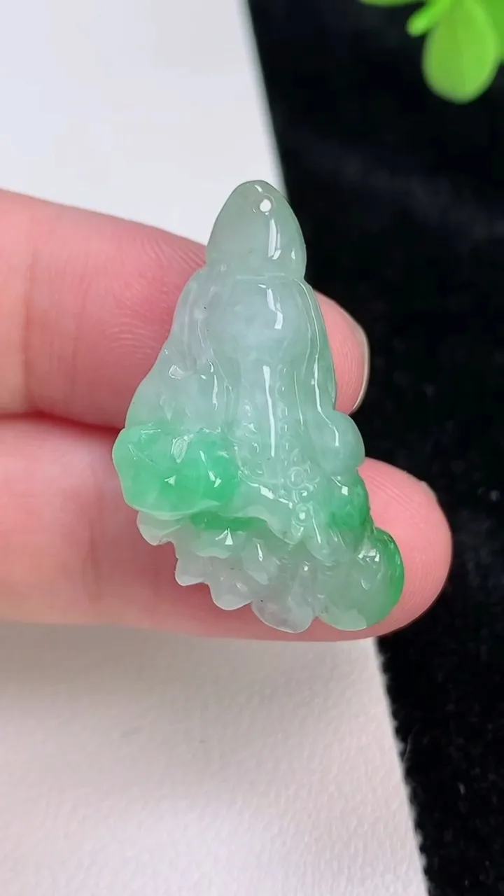天然A货翡翠白菜吊坠，尺寸32.7-17.3-10，重量:7.52g
6月27日