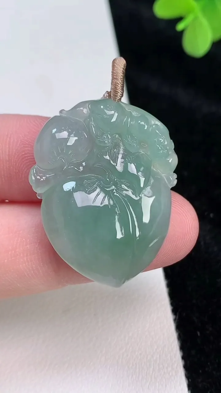 天然A货翡翠寿桃吊坠，尺寸32.4-26.3-5.7，重量:8.68g
6月27日