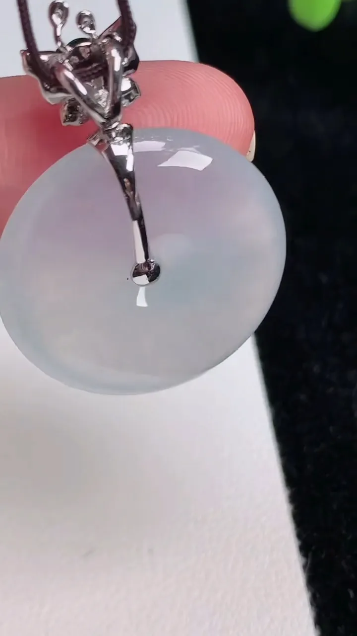 天然A货翡翠种平安扣吊坠，尺寸25.3-5.2，重量:7.82g
6月27日