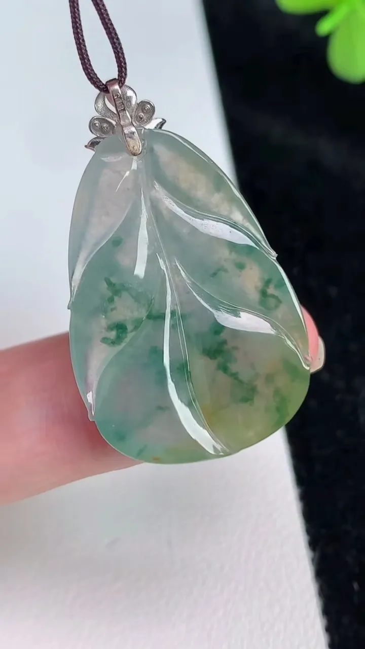 天然A货翡翠种飘花金枝玉叶叶子吊坠，尺寸35-30-21.3-5.2，重量:6.32g
6月27日