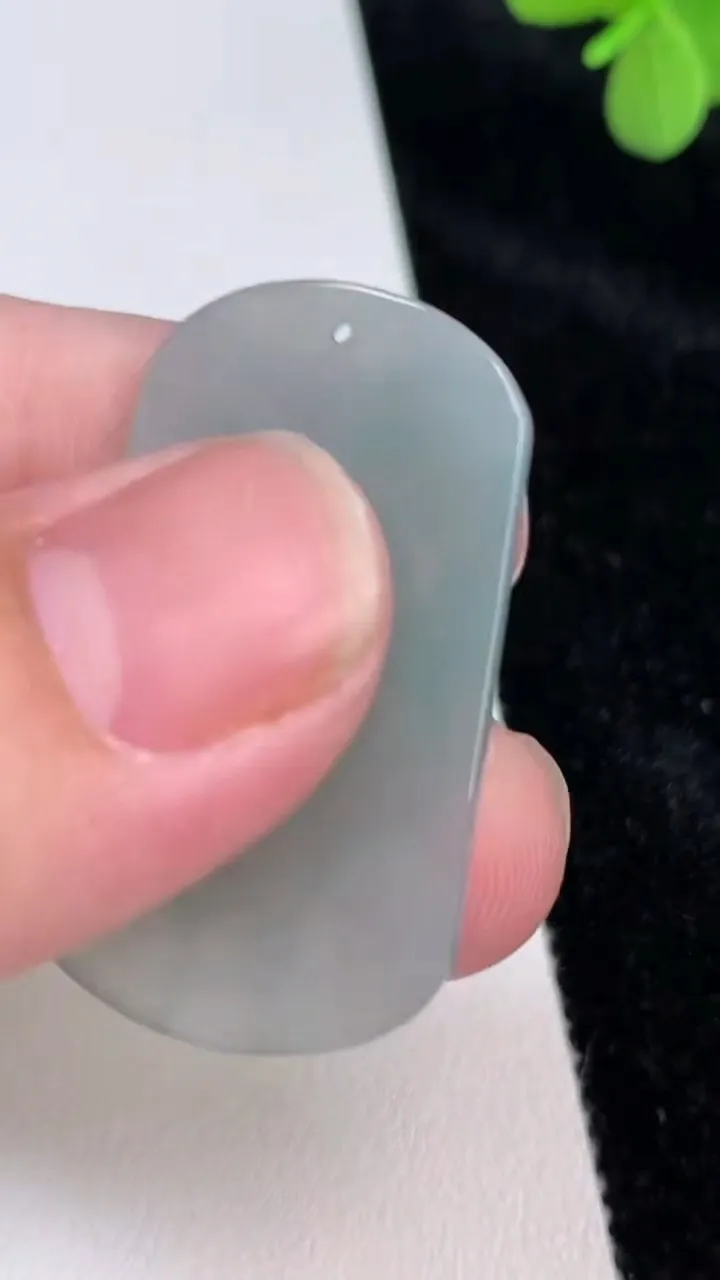 天然A货翡翠飘花生肖兔吊坠，尺寸36.6-22-4.8，重量:7.65g
6月27日