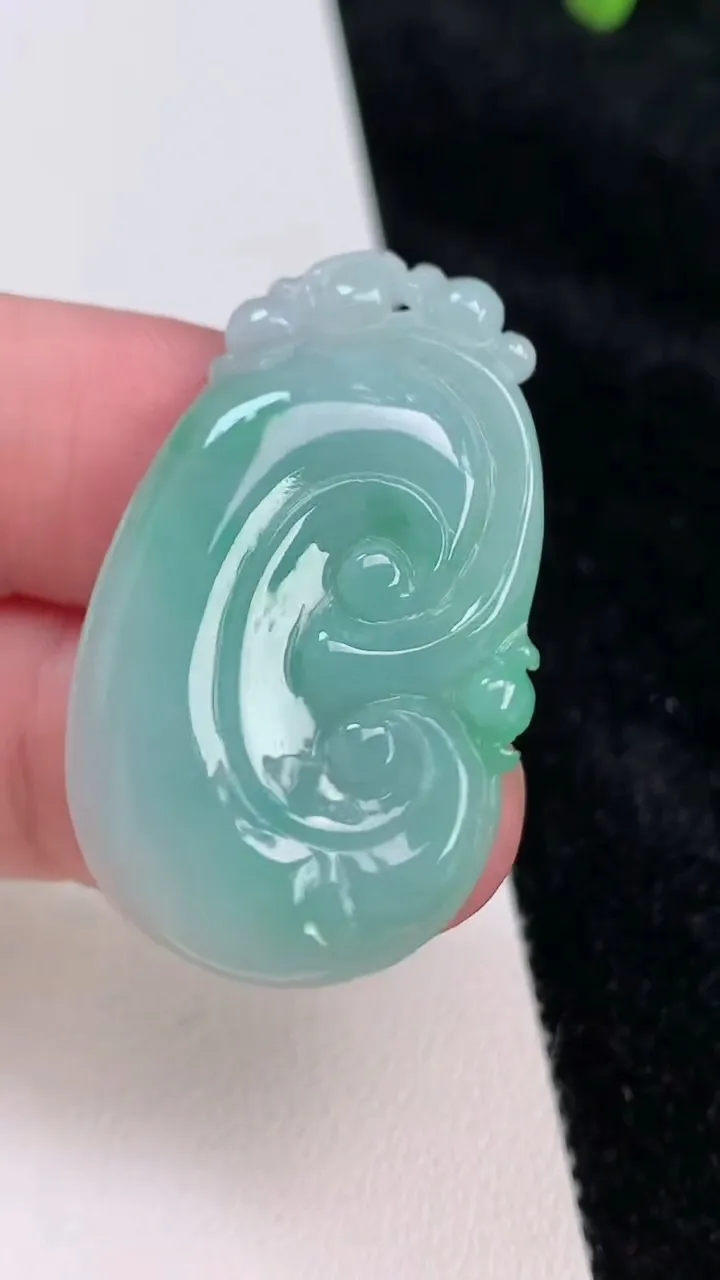 天然A货翡翠如意吊坠，尺寸38.6-23.5-5，重量:8.11g
6月27日