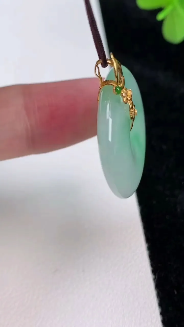天然A货翡翠平安扣吊坠，尺寸26.7-5.3，重量:9.09g
6月27日
