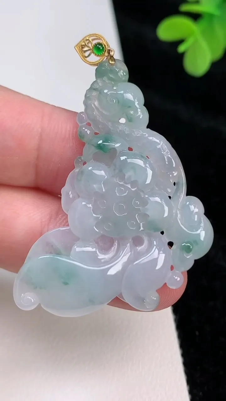 天然A货翡翠18k金飘花和和美美 荷花吊坠，尺寸44-36.5-5，重量:9.74g
6月27日