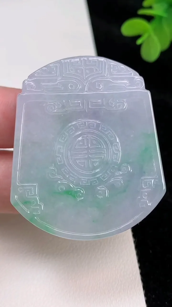 天然A货翡翠仿古无事牌吊坠，尺寸48.2-41.2-5.3，重量:28.16g
6月27日