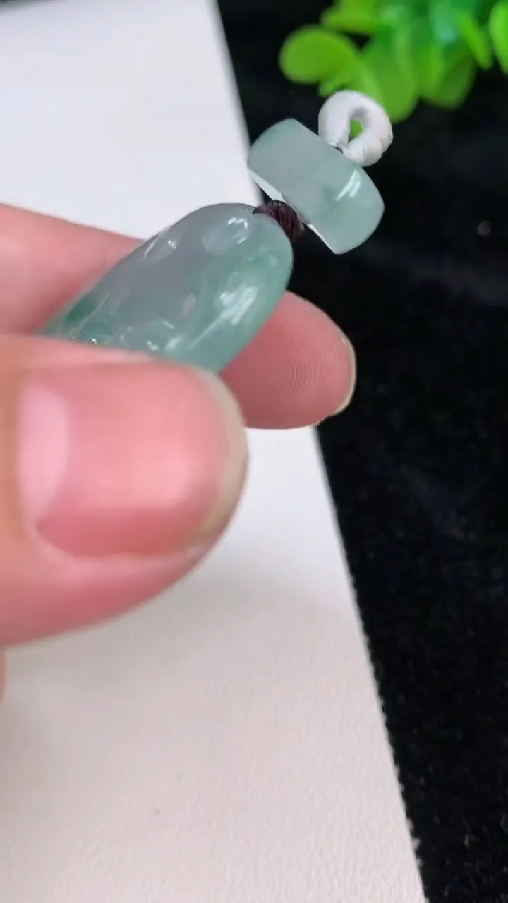 天然A货翡翠普贤菩萨吊坠，尺寸56.5-35.6-5.5，重:22.79g
6月27日