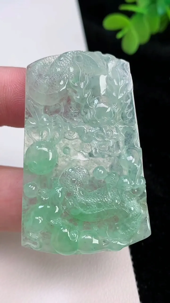 天然A货翡翠龙牌吊坠，尺寸51.6-33.3-4.6，重量:16.51g
6月27日