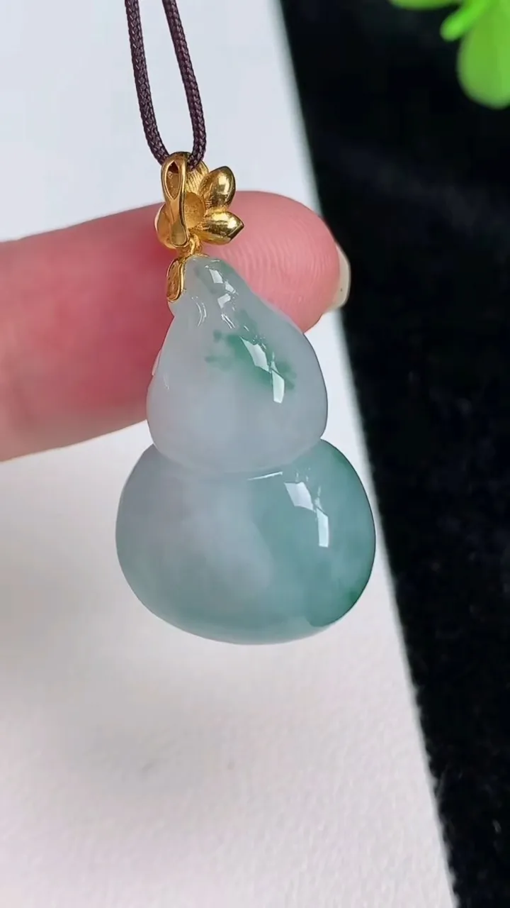天然A货翡翠种飘花葫芦吊坠，尺寸25-17.5-12.2，重量:9.80g
6月27日