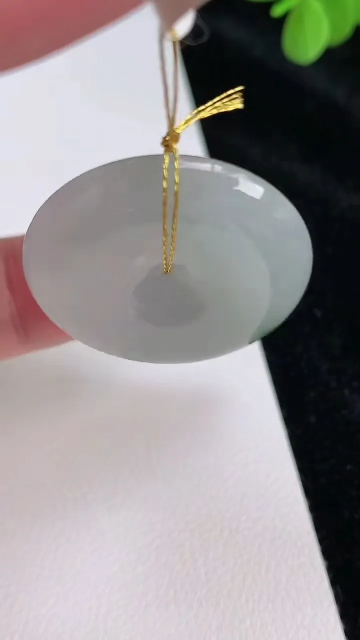 天然A货翡翠平安扣吊坠，尺寸28.6-5.6，重量:9.70g
6月27日
