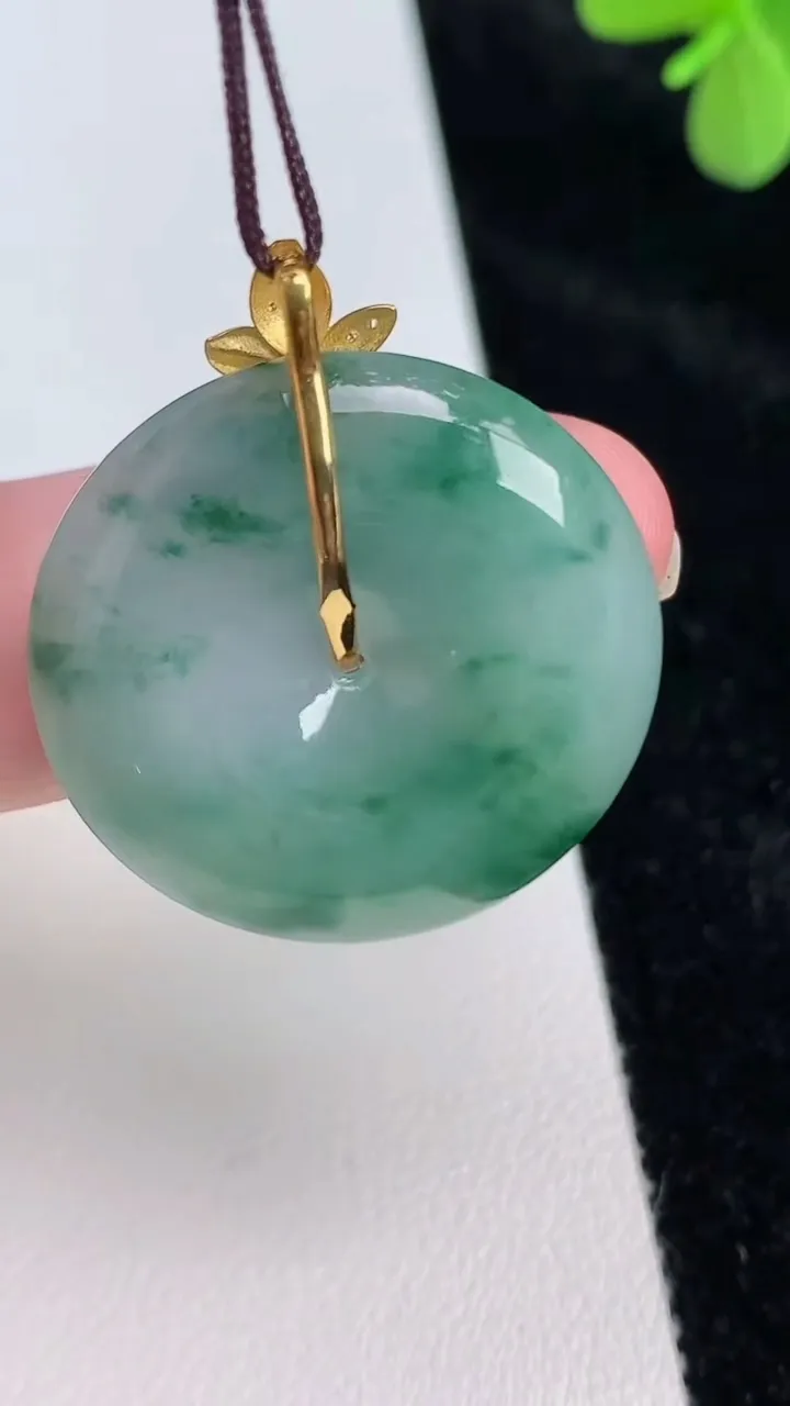天然A货翡翠平安扣吊坠，尺寸27.4-5.7，重量:9.37g
6月27日
