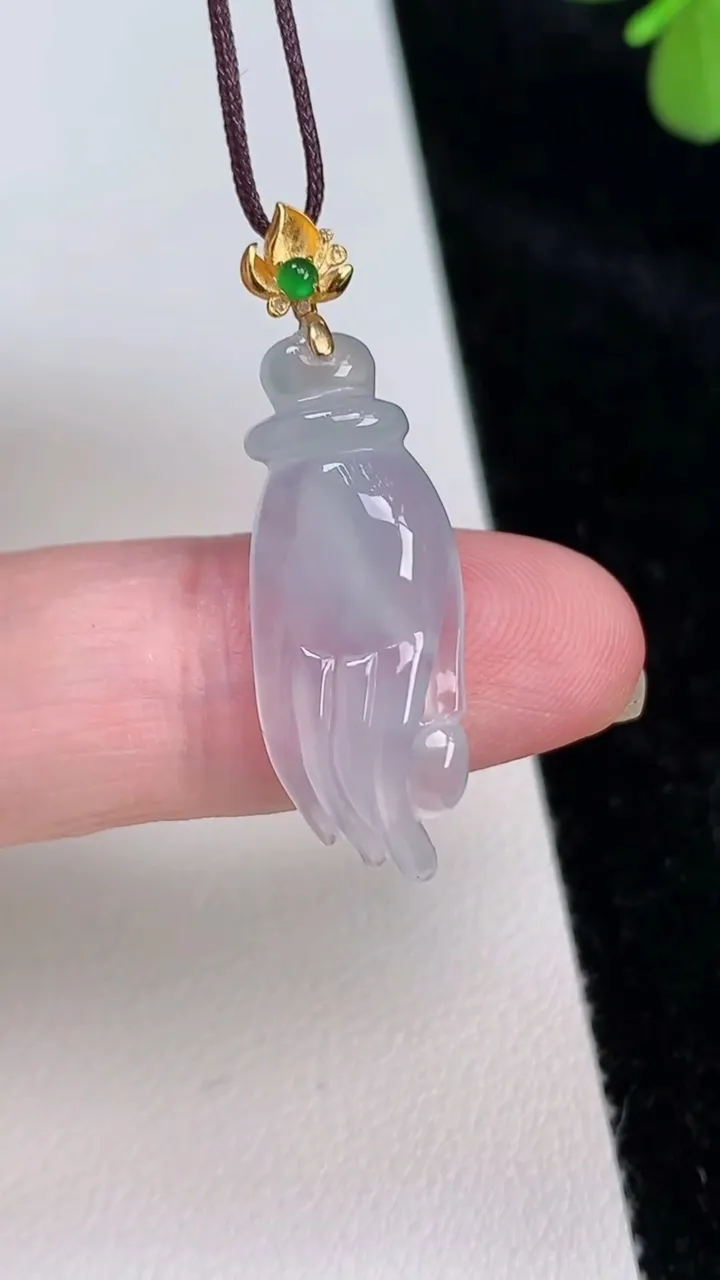 天然A货翡翠种掌上明珠吊坠，尺寸33.7-26.7-10.4，重量:2.22g6月27日
工厂直销收