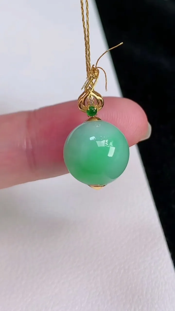 天然A货翡翠圆珠吊坠，尺寸12，重量:3.20g6月27日
工厂直销收藏佳品,种好水足，色泽均匀，有