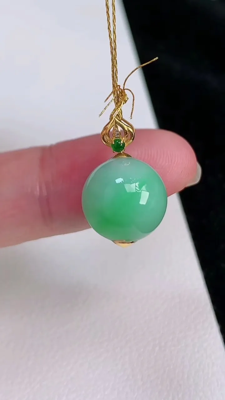 天然A货翡翠圆珠吊坠，尺寸12，重量:3.20g6月27日
工厂直销收藏佳品,种好水足，色泽均匀，有