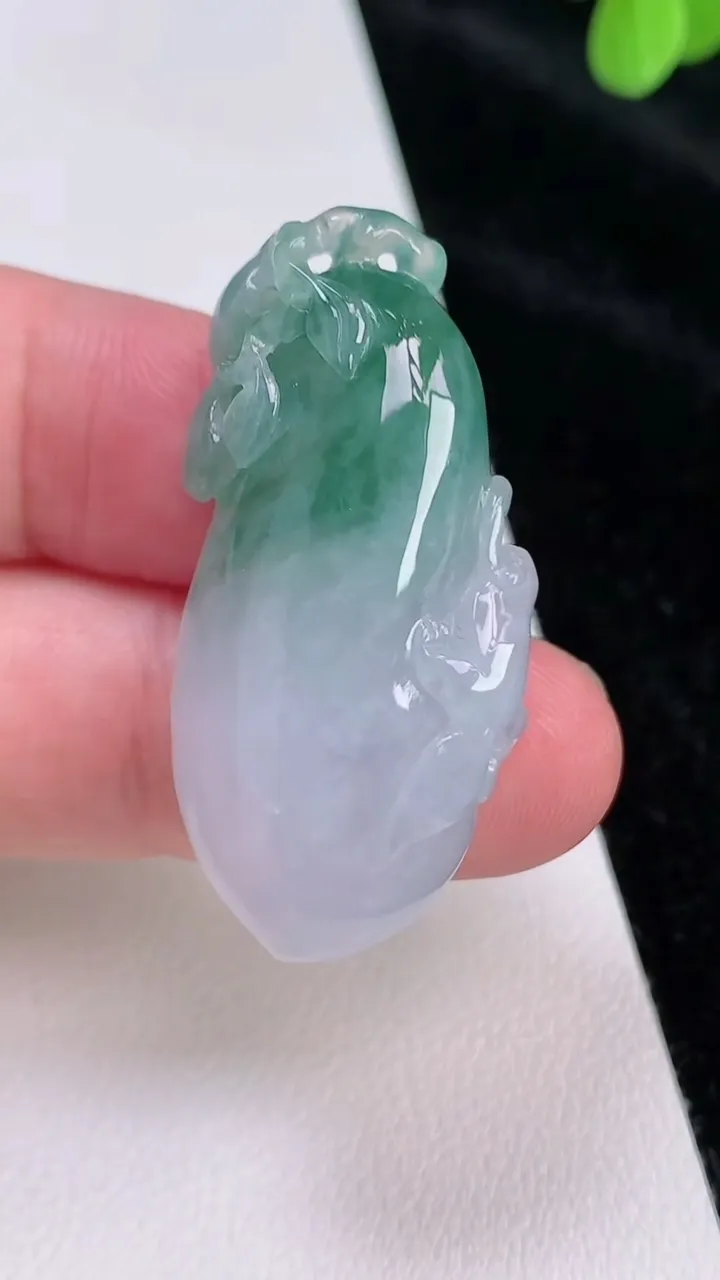 天然A货翡翠飘花福瓜吊坠，尺寸40.2-19.3-10.2，重量:13.92g
6月27日
