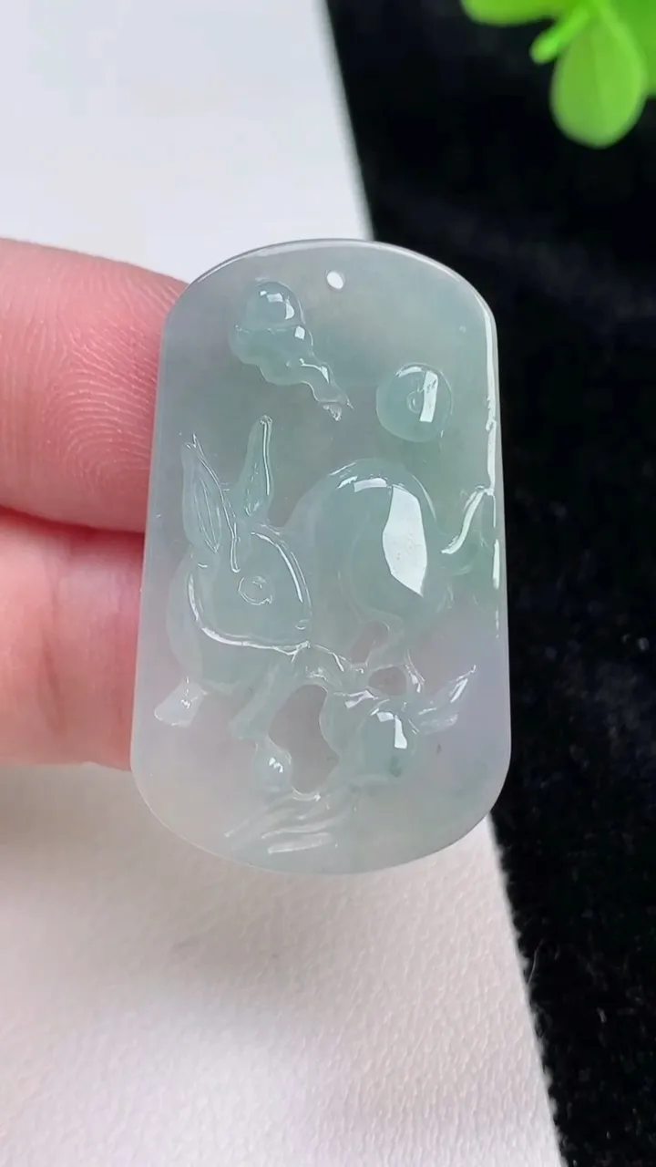 天然A货翡翠飘花生肖兔吊坠，尺寸36.6-22-4.8，重量:7.65g
6月27日