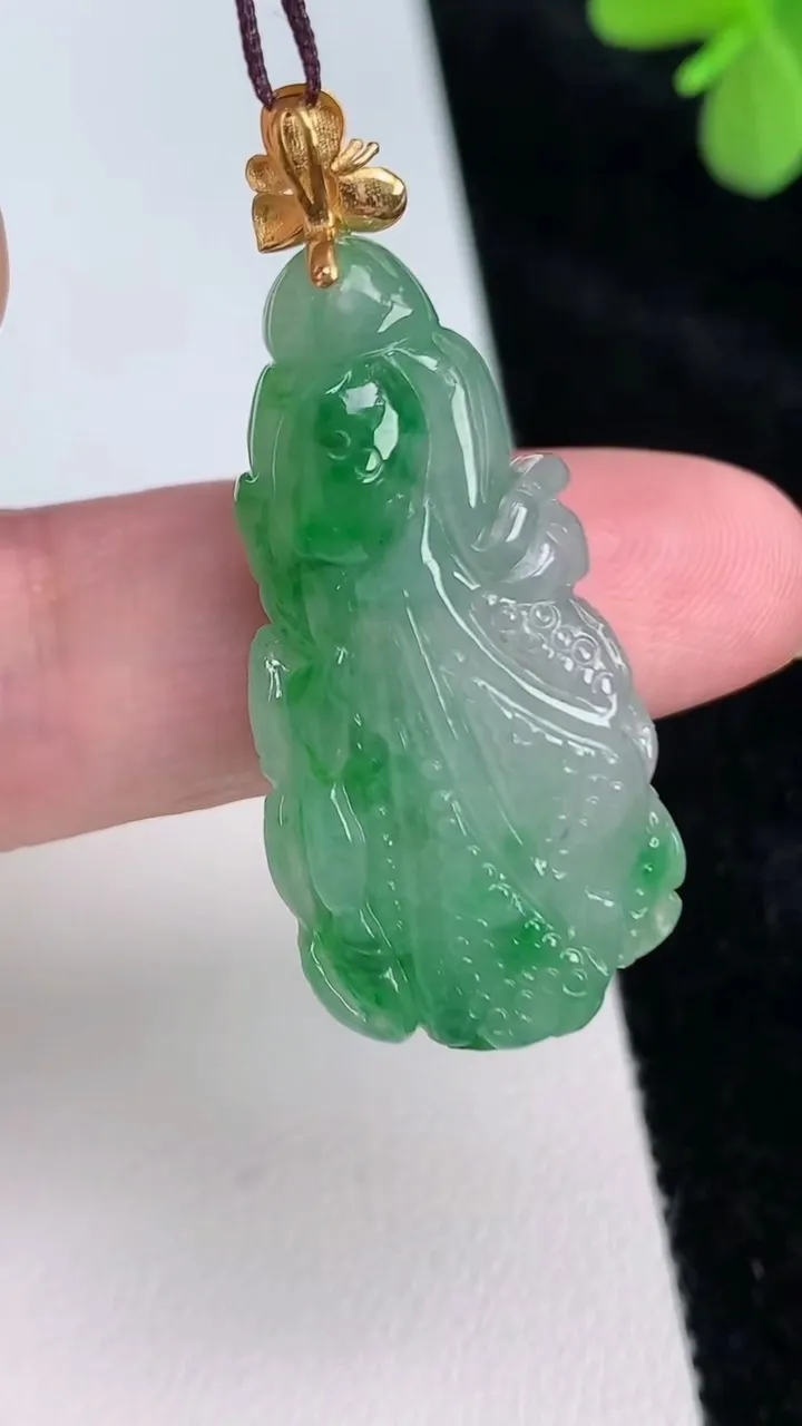 天然A货翡翠白菜吊坠，尺寸34.3-17.5-8，重量:8.33g
6月27日