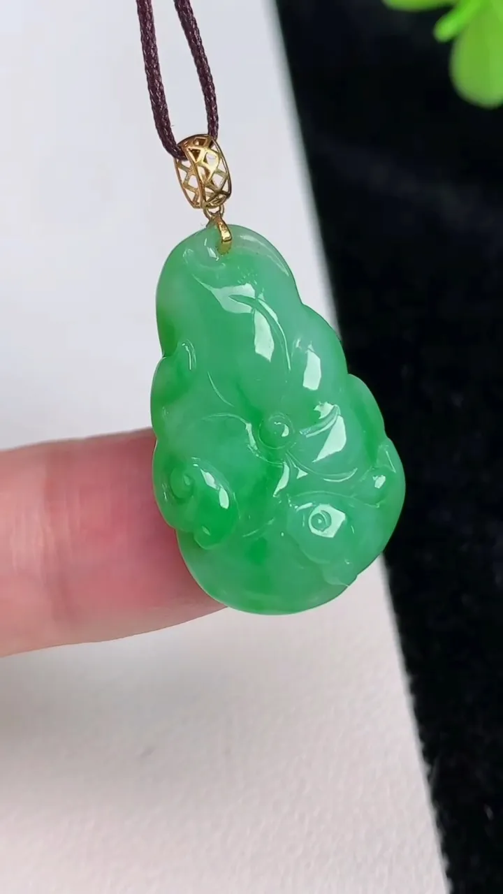 天然A货翡翠年年有余 荷叶鱼吊坠，尺寸26.3-16.5-5，重量:3.73g
6月27日