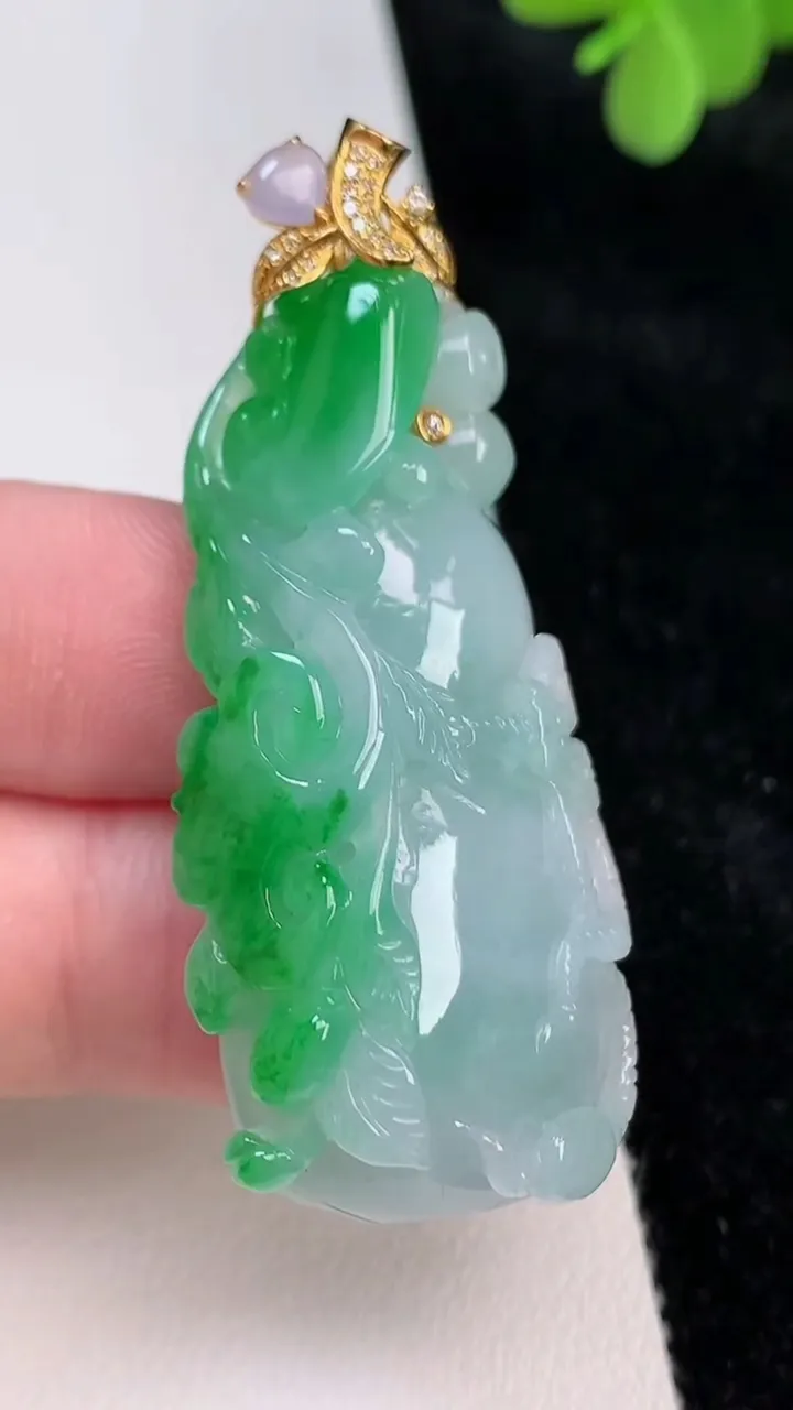 天然A货翡翠葫芦吊坠，尺寸46.8-24-10.3，重量:20.07g
6月27日