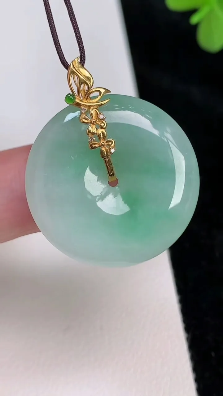 天然A货翡翠平安扣吊坠，尺寸26.7-5.3，重量:9.09g
6月27日