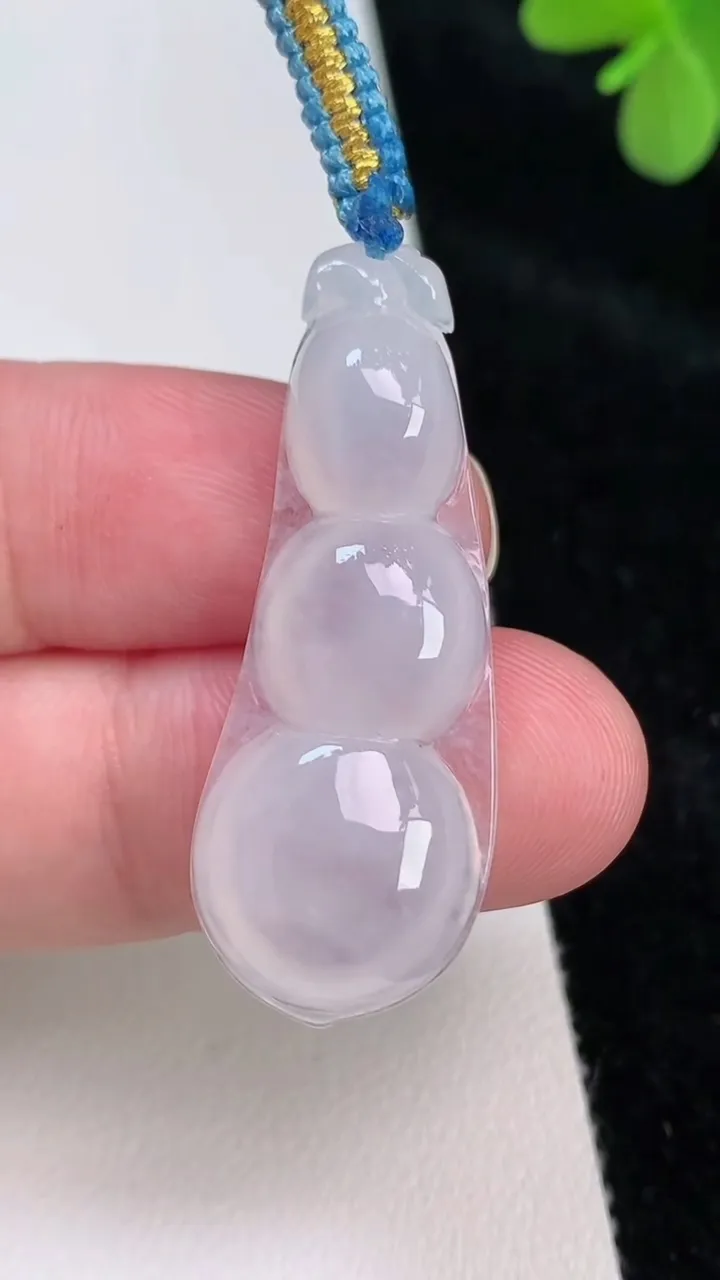 天然A货翡翠福豆吊坠，尺寸40.3-15.8-5.8，重量:5.88g
6月27日