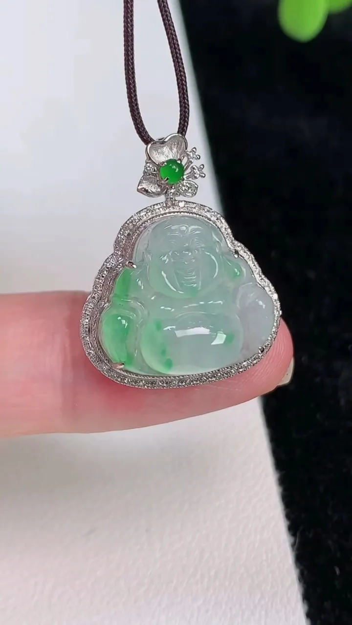 天然A货翡翠佛公吊坠，尺寸24.7-20.2-8，裸石15-17重量:3.70g
6月27日