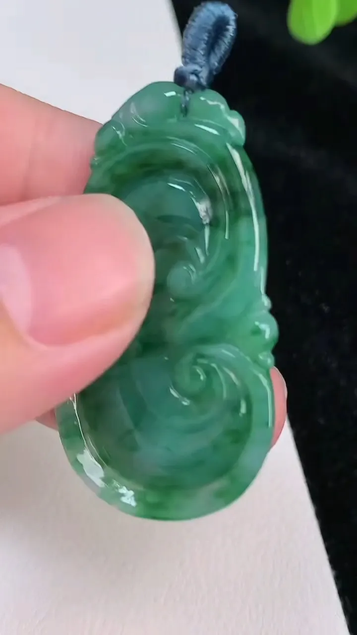 天然A货翡翠如意吊坠，尺寸42.3-22.8-4.4，重量:8.42g
6月27日