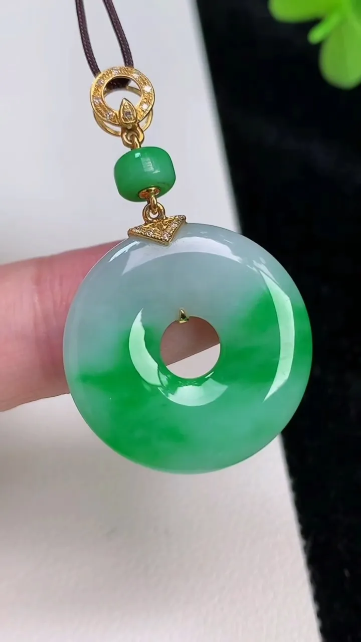 天然A货翡翠平安扣吊坠，尺寸24-3.5，重量:5.15g
6月27日