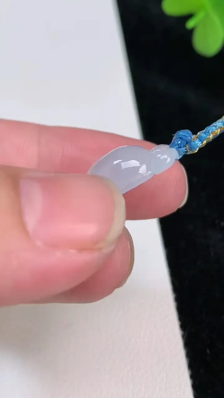 天然A货翡翠福豆吊坠，尺寸40.3-15.8-5.8，重量:5.88g
6月27日