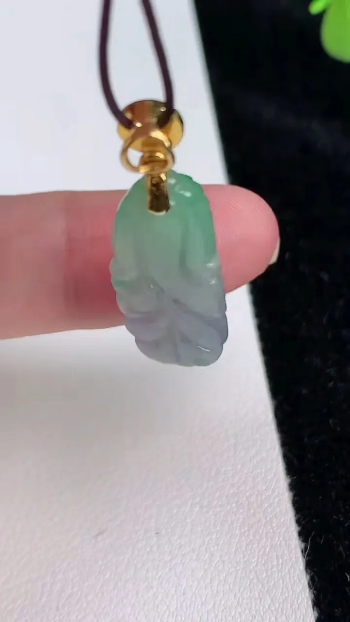 天然A货翡翠白菜吊坠，尺寸24.7-11-6.2，重量:3.92g
6月27日