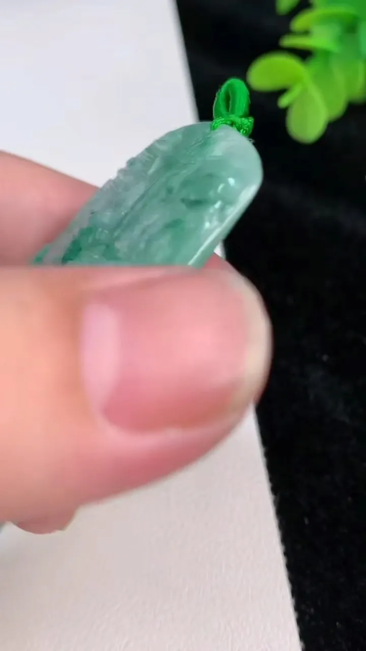 天然A货翡翠山水牌吊坠，尺寸61-39.8-6，重量:28.71g
6月27日