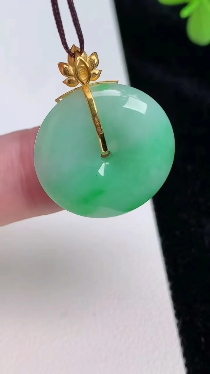 天然A货翡翠平安扣吊坠，尺寸22-4.8，重量:5.22g
6月27日