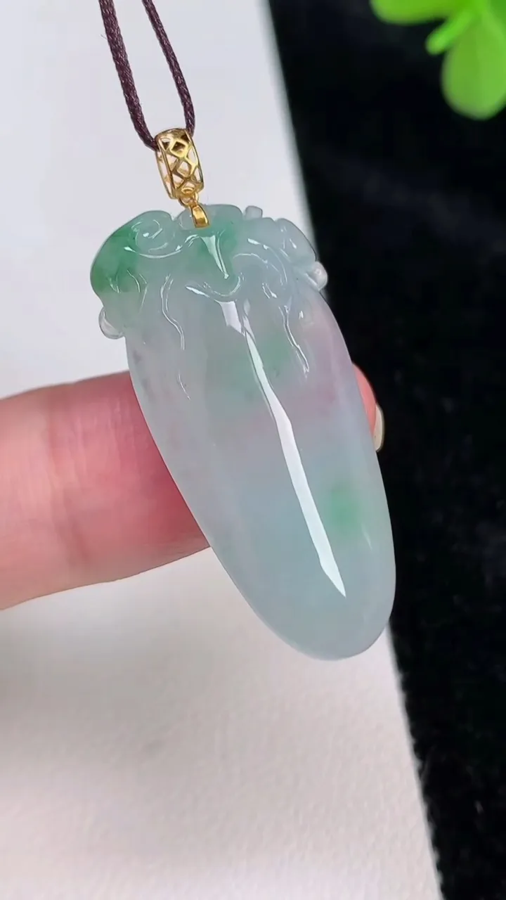 天然A货翡翠福瓜吊坠，尺寸32-16.6-6.6，重量:6.01g
6月27日