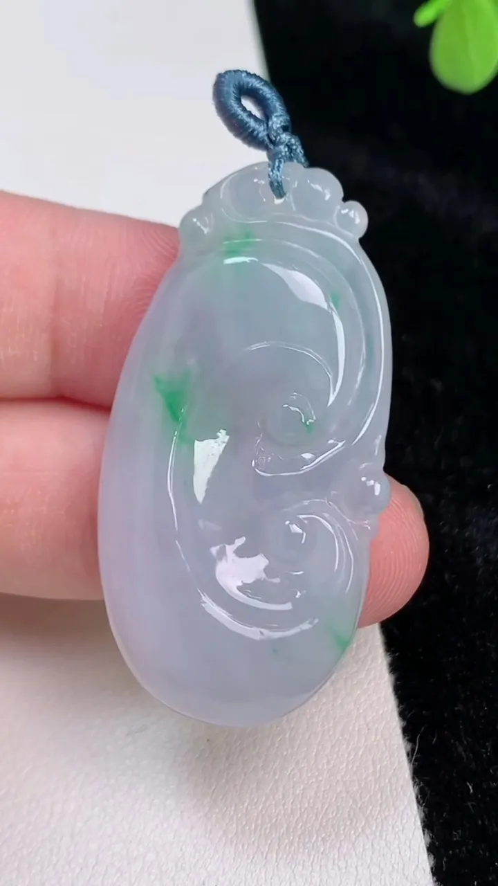 天然A货翡翠如意吊坠，尺寸45.3-23.7-5.3，重量:11.66g
6月27日