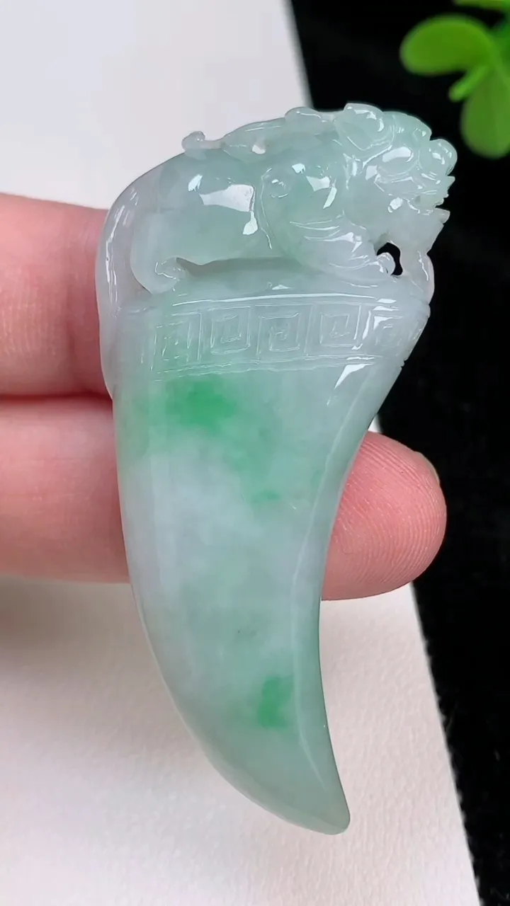 天然A货翡翠狼牙吊坠，尺寸58.4-27.2-9.6，重量:25.74g
6月27日