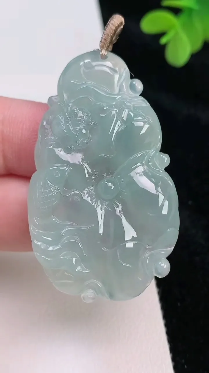天然A货翡翠年年有余荷叶鱼吊坠尺寸49-29.7-5.5，重量:13.85g
6月27日