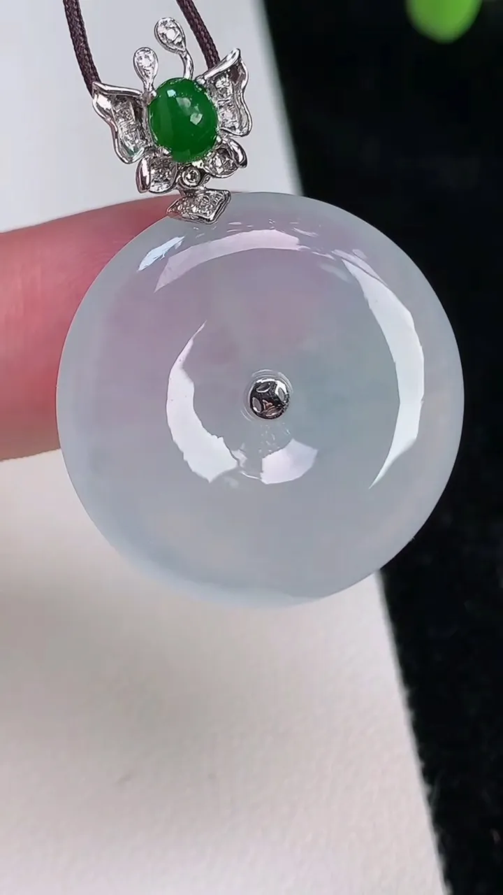 天然A货翡翠种平安扣吊坠，尺寸25.3-5.2，重量:7.82g
6月27日