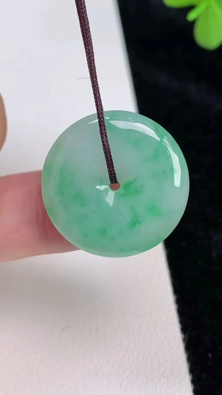 天然A货翡翠平安扣吊坠，尺寸23.2-4.11，重量:4.75g
6月27日