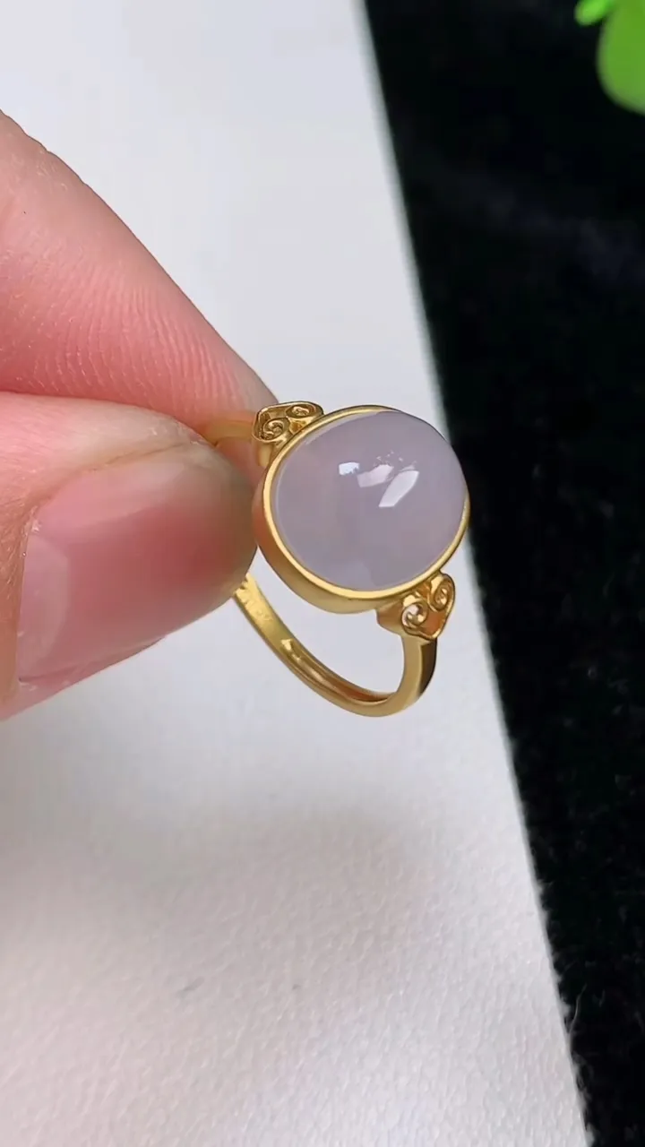 天然A货翡翠18k金紫罗兰蛋面戒指，尺寸17.6-10.8-9.3，重量:2.58g2025年6月27日
工厂直销收藏佳品,种好水足，色泽均匀，有种有色，上手高大气！