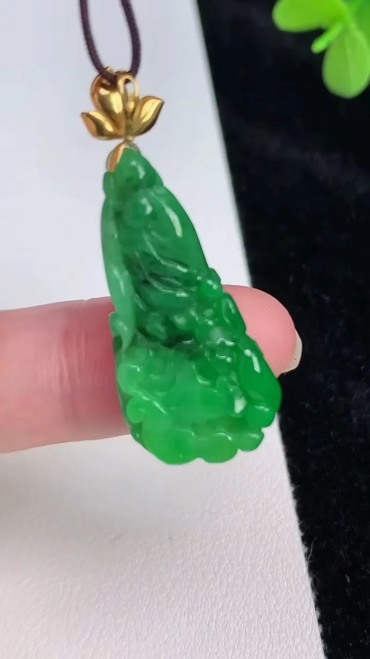 天然A货翡翠白菜吊坠，尺寸30.2-15-5.6，重量:4.54g
6月27日
