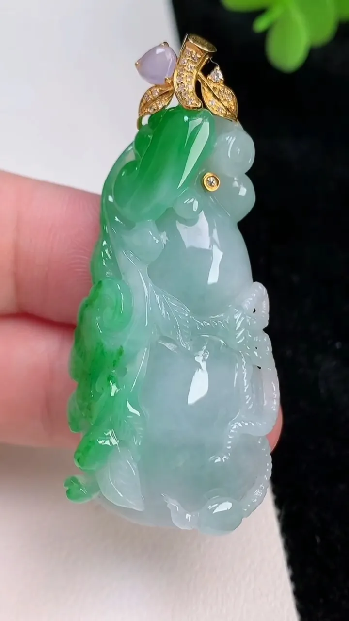 天然A货翡翠葫芦吊坠，尺寸46.8-24-10.3，重量:20.07g
6月27日