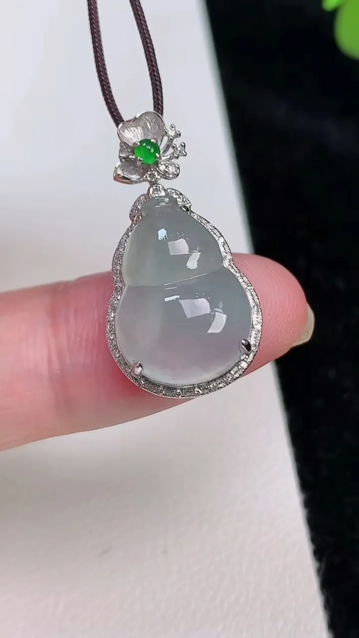 天然A货翡翠种葫芦吊坠，尺寸26-14-8，裸石16.3-12重量:3.08g
6月27日