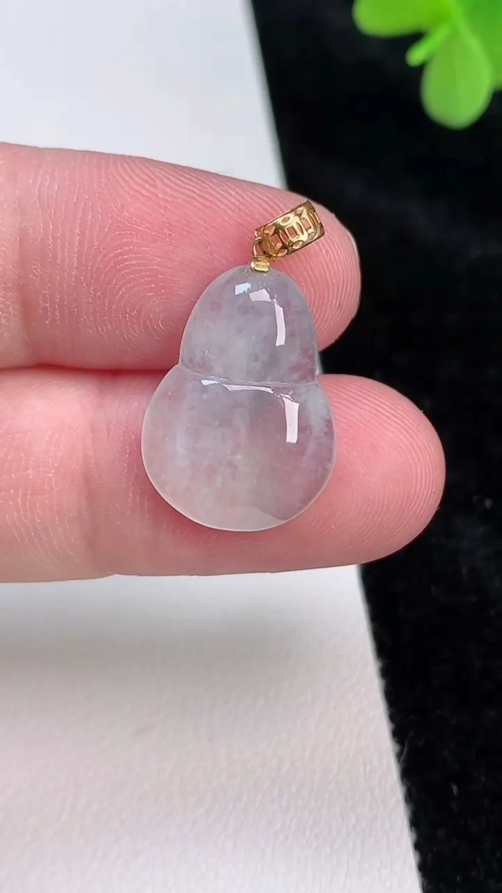 天然A货翡翠葫芦吊坠，尺寸19.4-14.5-4，重量:2.17g
6月27日