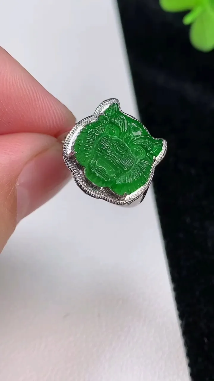 天然A货翡翠老虎戒指，尺寸17-12.3-12.4，重量:2.52g2025年6月27日
工厂直销收